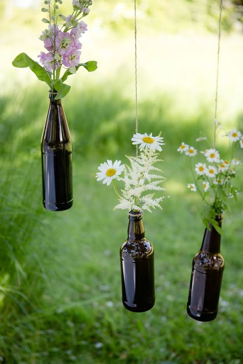 Trädgårdsfest Old Wine Bottles, Festoon Lights, Birthday Table Decorations, Empty Wine Bottles, Summer Trees, Brown Bottles, Bottle Garden, Birthday Table, Diy Vase