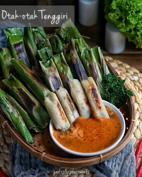 Resep otak-otak © 2020 Instagram/@gadis785 Indonesian Food Traditional, Resep Makanan Beku, Otak Otak, Resep Seafood, Ayam Bakar, Indonesian Cuisine, Food Drinks Dessert, Culinary Recipes, Indonesian Food