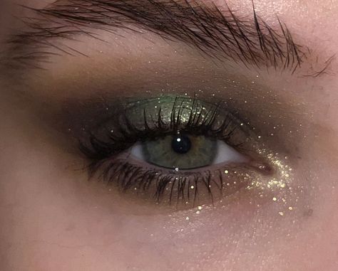 Christmas Eye Looks, Dark Green Makeup, Makeup Looks Green, Green Makeup Looks, Green Makeup Tutorial, Halo Eyes, Green Eyes Makeup, Green Eyeshadow Look, Halo Eye Makeup