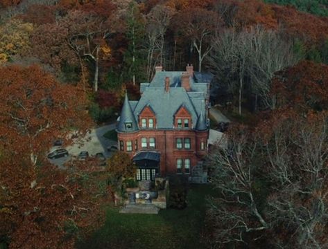 Mystery Solved: Harlan Thrombey's Mansion in "Knives Out" - Hooked on Houses Knives Out House, Gothic Mansion, Cup Of Jo, Home Library Design, Gorgeous Houses, Filming Locations, Pretty House, Home Tv, Brick House