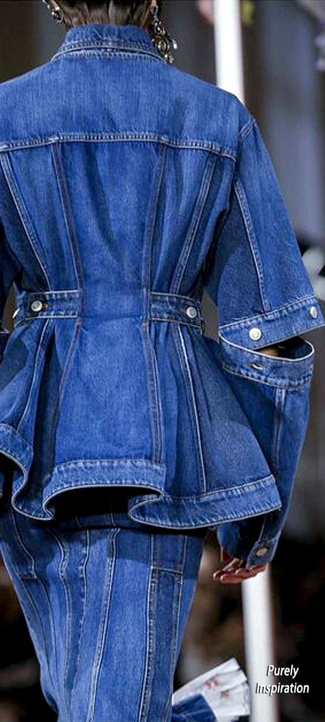 Alexander Mcqueen Ready To Wear, Look Jean, Mcqueen Fashion, Denim Outfits, Denim Inspiration, Denim Ideas, Mode Jeans, Upcycled Fashion, Mode Ootd