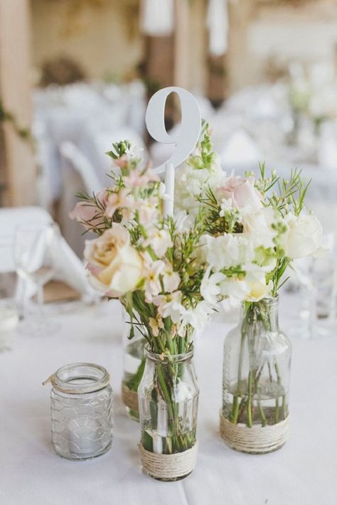 Pretty Wedding Centerpieces, Cheap Wedding Table Centerpieces, Affordable Wedding Centerpieces, Rustic Centerpiece, Wedding Motifs, Bottle Centerpieces, Clear Bottle, Small Centerpieces, Flowers Pretty