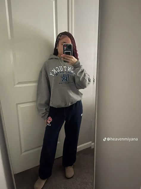 Hoodie Comfy Outfit, Relaxed School Outfits, Chill Outfits Lazy Days Comfy Clothes, Dark Grey Sweatpants Outfit Winter, Bummy Outfits Black Women, School Outfits Black, Cute Sweatpants Outfit For School, Bummy Outfits For School Lazy Days, Comfy Outfits For School Sweatpants