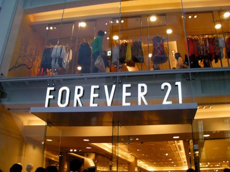 Forever 21 Store Front Affordable Online Clothing Stores, Disney Princes, Shop Till You Drop, Shopping Spree, College Fashion, Shopping Hacks, Things To Know, Go Shopping, Girly Things