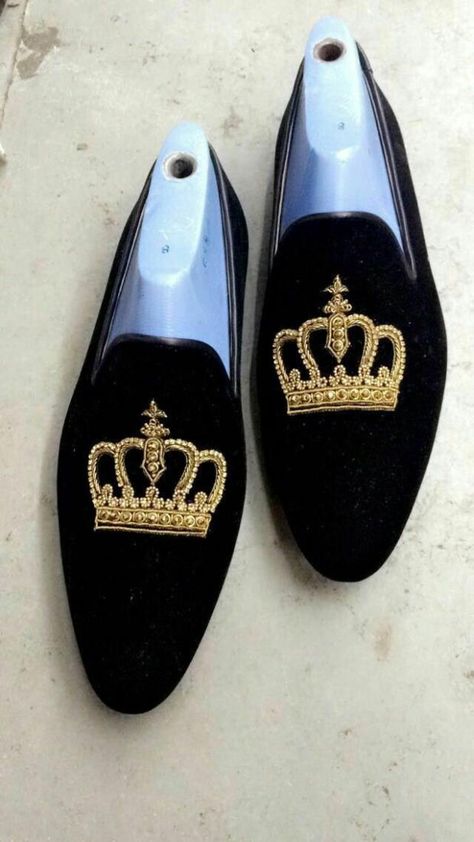 black velvet zardosi  juti mojdi.To order whatsapp 91-8888328116 or ethnicdia@gmail.com Shoes For Men Stylish, Cool Shoes For Men, Velvet Loafers Mens, Casual Sneakers For Men, King Shoes, Black Velvet Shoes, Official Shoes, Gents Shoes, Mens Loafers Shoes