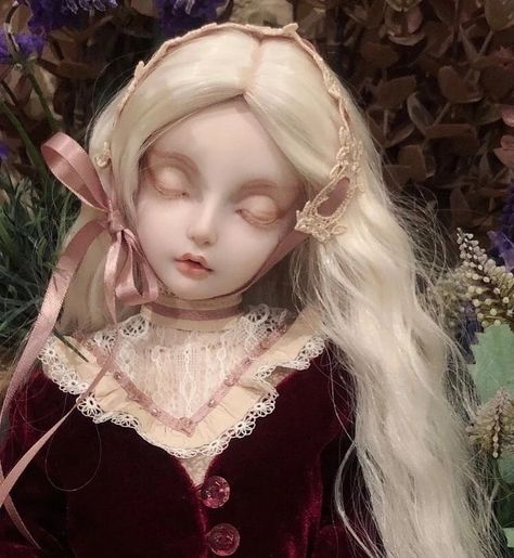 Porcelain Doll Aesthetic, 3d Figures, Doll Aesthetic, Haunted Dolls, Fantasy Art Dolls, Gothic Dolls, Victorian Dolls, Living Dolls, Porcelain Doll