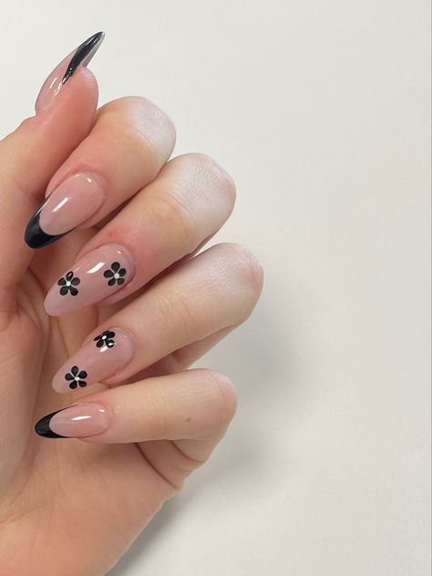 Black Nail Designs Short Oval, Almond Nails White And Black, Almond Nails Designs Black And White, Black And White Spring Nails, Black Nails Ideas Square, One Nail Design Ring Finger Simple, Black French Tips With Design, Almond Nails Designs Black, Black And White Acrylic Nails Designs