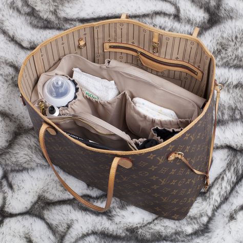 The ultimate must have for the fashion mama - our new TNS Insert in Sand and the Louis Vuitton Neverful tote!! Xo Louis Vuitton Diaper Bag, Luxury Diaper Bag, Louis Vuitton Shoes Heels, Tas Fashion, Bag Insert, Nappy Bag, Baby Necessities, Bag Sewing, Luxury Baby