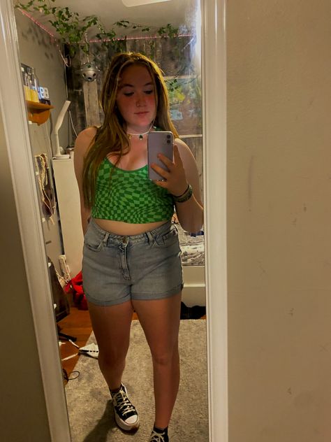 Low Rise Shorts Outfits, Garage Shoes, Green Outfit Ideas, Shoes Converse, Low Rise Shorts, Shorts Outfits, Green Outfit, Cute Shorts, Low Rise