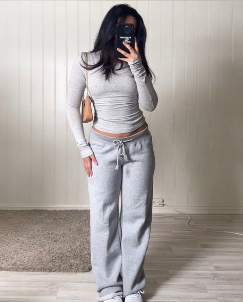 Cool Sweatpants, Sweatpants Outfit Ideas, Long Sleeve Shirt Women, Sweatpants Outfits, Cozy Sweatpants, Baggy Sweatpants, Skandinavian Fashion, Sweatpants Outfit, Populaire Outfits