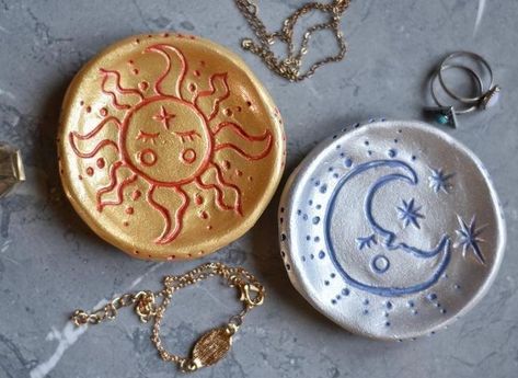 Clay Gift Ideas For Friends, Diy Clay Necklace Holder, Witchy Ceramics Ideas, Jewellery Clay Holder, Clay Present Ideas, Cute Ashtray Clay, Clay Stuff To Make, Drawings Of The Sun, Jewellery Holder Clay