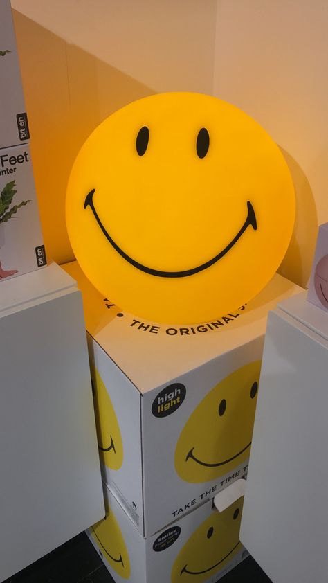 Smiley Face Lamp, Smile Lamp, Smiley Lamp, Yellow Room Decor, Smiley Smile, Cool Backgrounds For Iphone, Images Emoji, Lamp Yellow, Skip It