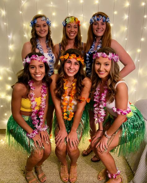 Hula Girls Halloween Costume, Hawian Party Outfit, Caribian Party Outfits, Hawaiian Party Costume, Hawaiian Themed Party Outfit, Hawaiian Beach Party Outfit, Summer Themed Party Outfit, Beach Theme Outfit Parties, Summer Costume Party