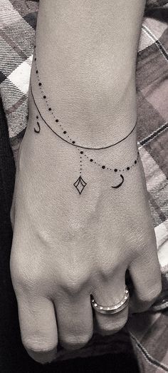 25 Beautiful Wrist Tattoos For Women Design Tatuaje, A Small Tattoo, Anklet Tattoos, Dot Tattoos, Geometric Tattoos, Tattoo Bracelet, Wrist Tattoo, Inspo Board, 문신 디자인