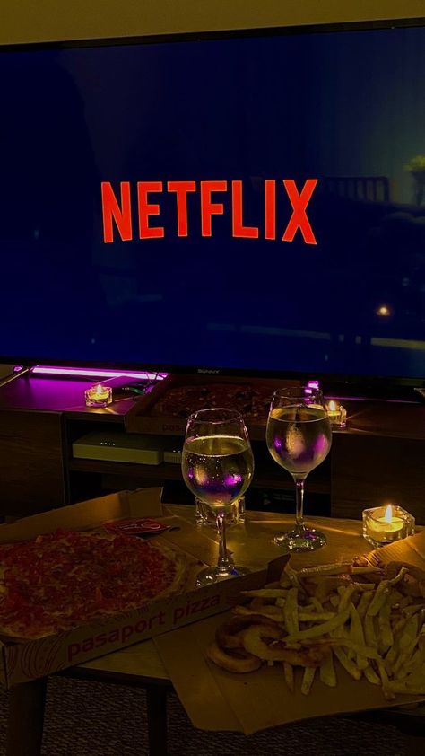 Netflix and chill date Pizza Movie Night Date, Pizza And Netflix Night, Pizza Date Aesthetic, Date Night Beauty, Movie Night Pictures, Date Night Goals, Pizza And Movie Night, Date Pizza, Pizza Date Night