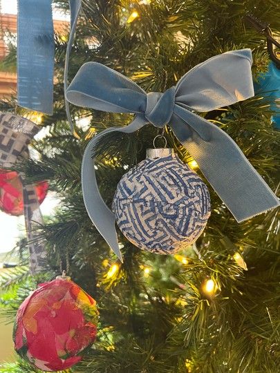 Diy Blue And White Christmas Ornaments, Diy Blue Christmas Ornaments, Decopauge Ornaments, Decopage Ideas Christmas Ornaments, Decoupage Ornaments Xmas, Vintage Christmas Ornaments Diy, Modge Podge Ornaments, Homemade Baubles, Diy Decoupage Ornaments