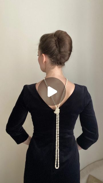 Pearl Outfit Classy, What To Wear With Pearls, How To Style Pearl Necklace, Dress With Pearl Necklace, How To Style Pearls, Outfit With Pearls, Pearl Necklace Outfit, How To Wear Pearls, Pearl Outfit