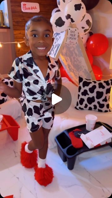 Susie B | Mother of 5 | Influncer 🫶🏽 on Instagram: "Chic Fil A themed sleepover 🥰
My widdle client is so cute 😍

Book with us ‼️

Comment and Share if you think this setup was super cute 🫶🏽 

#sleepover #tents #chicfila #girlssleepover #sleepovers #eventplanner #evebtdecorator #nycpartyplanner #floridapartyplanner #eatmorechikin" Diy Tent Sleepover Party, Toddler Sleepover Ideas, Sleep Under Party Ideas, Birthday Party Sleepover Ideas, Kids Sleepover Ideas, Kids Sleepover Activities, Teepee Sleepover Party, Pjs Party, Sleepover Tents