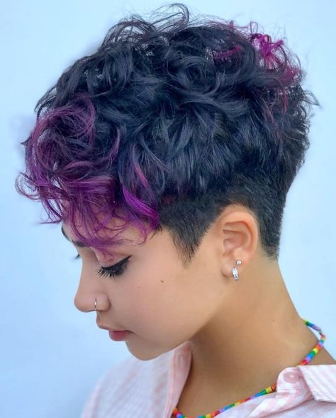 Pixie Cut with Color Streaks Coloured Pixie Cut, Pixie Cut Curly Hair, Pixie Cut With Highlights, Pixie Hair Color, Wavy Pixie Cut, Curly Pixie Cut, Curly Pixie Hairstyles, Curly Pixie Haircuts, Wavy Pixie