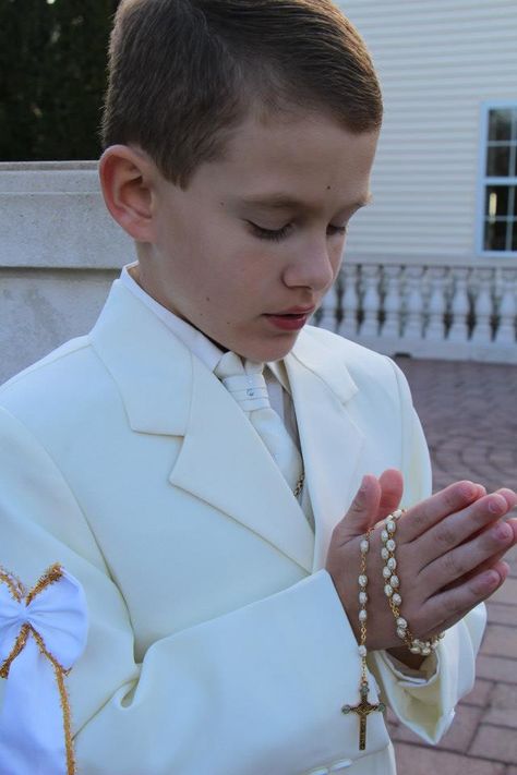 my communion boy First Communion Pictures, Communion Pictures, Communion Photos, Boys First Communion, Communion Ideas, Religious Photos, 1st Communion, Communion Party, First Holy Communion