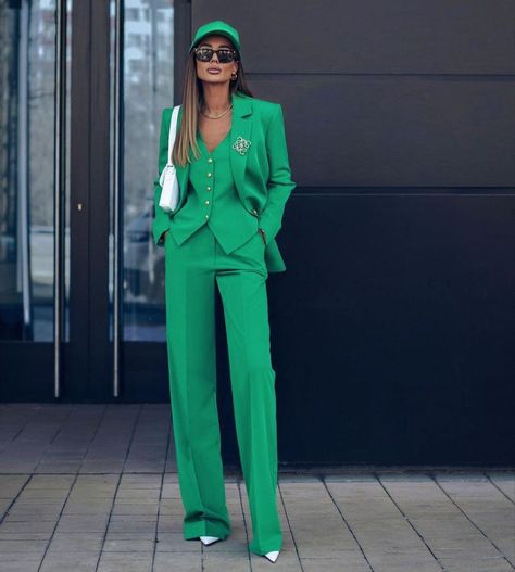 Green Pants Outfit Women, Women Pants Suit, Colorful Blazer, Manager Office, Blazer Outfit Ideas, Green Pants Outfit, Bride Suit, Spring Suit, New Jacket