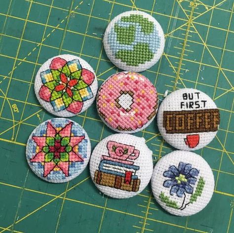 Small Cross Stitch Projects, Button Cross Stitch, Cross Stitch Present Ideas, Creative Cross Stitch, Ways To Display Cross Stitch, Displaying Cross Stitch, Ways To Finish Cross Stitch Projects, Cross Stitch Magnets, Cross Stitch Finishing Ideas Projects