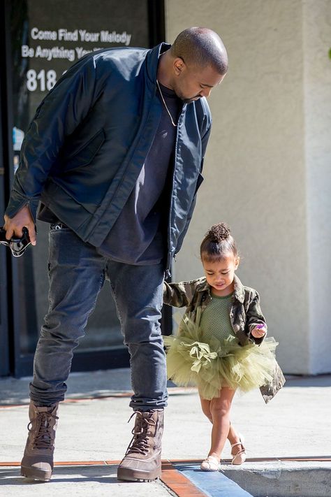 Kardashian Mother, North West Kim Kardashian, North West Outfits, North West Style, Kim Kardashian Snapchat, Kim Kardashian And North, Jenner Kids, Kanye West Style, Kardashian Fashion