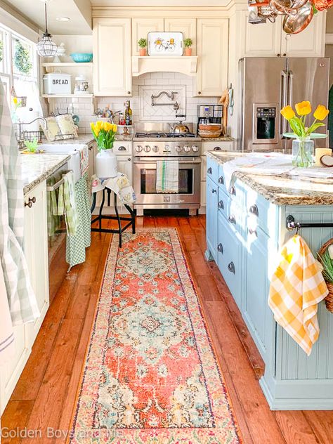 Farmhouse style kitchen with spring decor - www.goldenboysandme.com Koti Diy, Cottage Style Kitchen, Interior Design Minimalist, Cottage Kitchens, Design Room, Farmhouse Style Kitchen, Kitchen Redo, Cottage Kitchen, Decor Minimalist