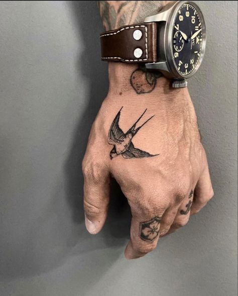 Hand Tattoo Men, Swallow Hand Tattoo, Hals Tattoo Mann, Tattoo Main, Swallow Tattoo Design, Swallow Bird Tattoos, Herren Hand Tattoos, Sparrow Tattoo, Knuckle Tattoos