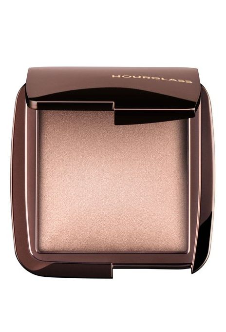 5 beauty products that work on EVERYONE Hourglass Ambient Lighting Powder, Hourglass Ambient, Hourglass Makeup, Benefit Hoola, Dim Light, Hourglass Cosmetics, Skin Imperfection, Finishing Powder, Products Makeup