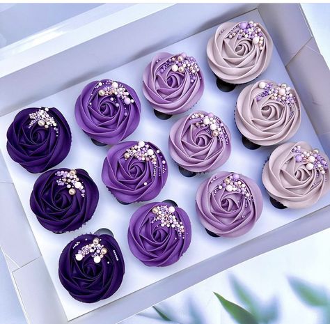 Purple Rosette Cakes, Purple Cake With Cupcakes, Purple Cake And Cupcakes, Wedding Cupcakes Ideas Purple, Sweet 16 Cupcake Cake, Cupcake Cakes Designs, Cupcakes With Purple Frosting, Purple Theme Birthday Party Decoration, Purple Cupcakes Ideas