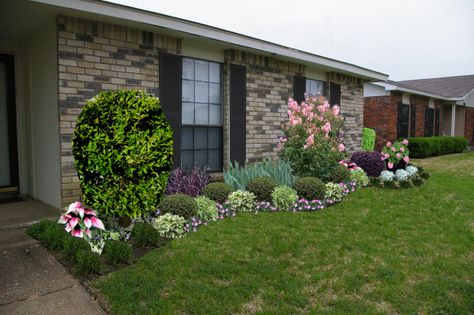 I am by no means a green thumb. However, when we moved into this house almost 2 years ago, we had 2 problems taken care of at once… overgrown shrubs and a foundation in need of repair. Shortl… Front Yards Curb Appeal, Small Front Yard, Front Yard Design, Desain Lanskap, Easy Landscaping, Front Landscaping, Landscape Design Plans, Casa Exterior, Ranch Style Homes