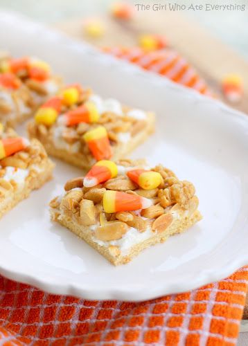 Scarecrow Treats w. candy corn, marshmallows, and salty peanuts Scarecrow Treats, Candy Corn Bars, Caramel Oatmeal, Frost Cupcakes, The Girl Who Ate Everything, Leches Cake, Salty Treats, Boston Cream, Oatmeal Chocolate