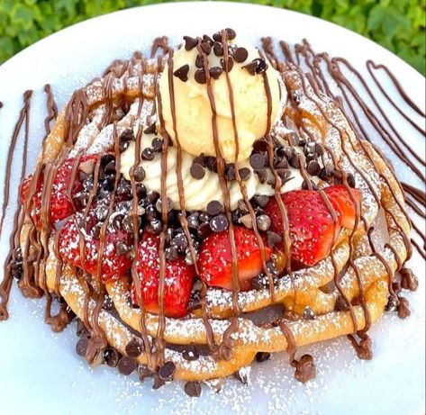 Loaded Funnel Cake, Funnel Cake Toppings Ideas, Cake Topping Ideas, Carnival Eats Recipes, Honey Treats, Strawberry Food, Cake Breakfast, Funnel Cake Recipe, Food Deserts