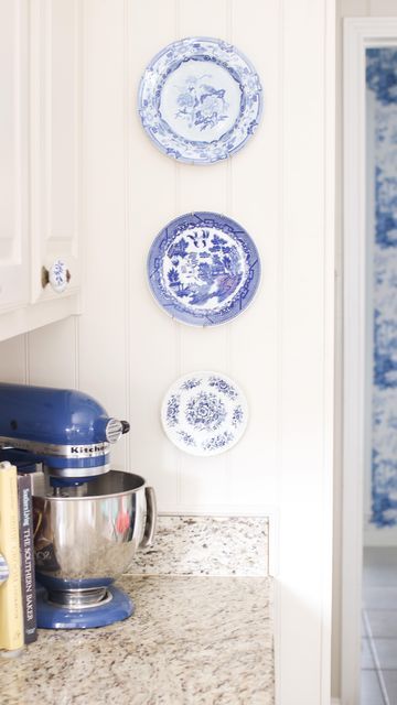 Blue And White Plates On Wall, Blue Plates Wall, Hang Plates On Wall, Plate Walls, Blue And White Plates, Millennial Decor, Chinoiserie Plates, Antique Vintage Decor, Kitchen Plate