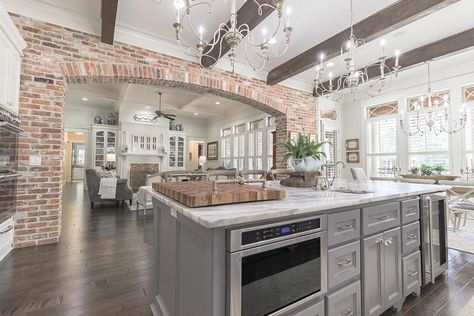 Farmhouse Chic Design, Kitchen Brick Archway, Modern French Country Living Room Ideas, Brick Arch Kitchen, Stone Archway Interior, Interior Brick Archway, Brick Archway In Kitchen, Kitchen Archway Ideas, Rubicon Interior