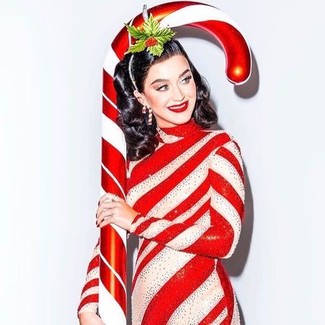 Love #cozylittlechristmas and everything that @katyperry ever does ....but love love love that we get to keep the CHANEL....#bestchristmassongever #katyperry #bestmakeup #katyperrymakeup #menotme Christmas Costume Ideas For Women, Christmas Costume Ideas, Candy Cane Costume, Christmas Costumes Women, Costume Family, Christmas Tree Costume, Costume Ideas For Women, Trendy Christmas Outfits, Classic Christmas Movies