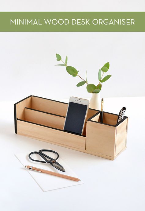 minimal wood desk organiser Diy Desk Organization, Diy Wood Desk, Diy Desk Accessories, Wood Desk Organizer, Diy Organizer, Diy Rangement, Desk Organization Diy, Wooden Desk Organizer, Diy Holz