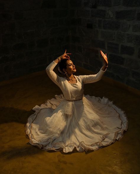 Isn't her smile equal to numerous words, asked the mirror. Artist @vibhat_d Photography @rajeshkrishna_photography #kathakdance #kathak #classicaldance #performance #fineartportraits #fineartphotography #bangalore #instagood #classical #india #sonyalphasclub #sonyalpha Kathak Poses For Photoshoot, Kathak Dance Dress, Kathak Dance Photography, Kathak Dance Aesthetic, Kathak Photoshoot, Kathak Photography, Classical Dance Aesthetic, Kathak Aesthetic, Kathak Poses