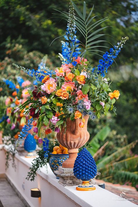 Sicilian Flower Arrangement, Positano Theme Flowers, Sicilian Bedroom Decor, Amalfi Coast Floral Arrangements, Spanish Vibe Wedding, Italian Wedding Floral Arrangements, Mediterranean Floral Arrangements, Sicilian Wedding Aesthetic, Mediterranean Flowers Arrangements