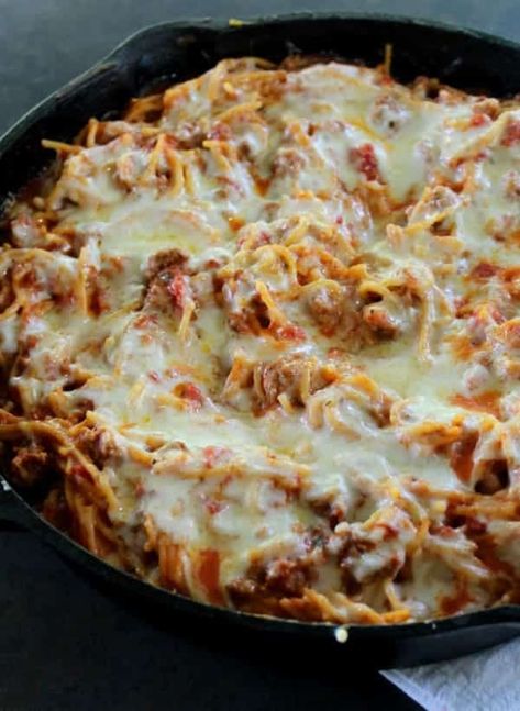 Cast Iron Baked Spaghetti, One Skillet Spaghetti, Skillet Spaghetti Recipes, Skillet Spaghetti, Spaghetti Dinner, Iron Skillet Recipes, Skillet Recipes, Cast Iron Skillet Recipes, Cast Iron Recipes