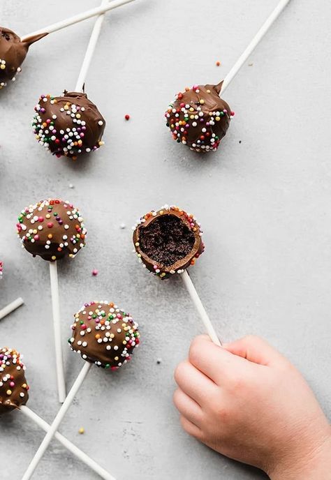 Easy Chocolate Cake Pops Recipe, Cake Pop Recipe Chocolate, Homemade Cake Pops From Scratch, Easy Cake Pops Recipe Simple, Easy Chocolate Cake Pops, How To Make Chocolate Cake Pops, Simple Cake Pop Recipe, Cake Pops Recipe Chocolate, Chocolate Cake Balls Recipe