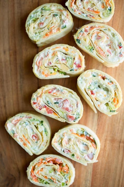 Cream Cheese Tortilla Roll Ups, Roll Up Recipes, Cream Cheese Tortilla, Vegetable Cream Cheese, Resep Sandwich, Tortilla Pinwheels, Pinwheel Sandwiches, Cream Cheese Roll Up, Tortilla Rolls