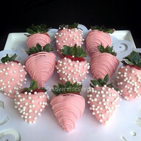 White Chocolate Covered Strawberries w/Pearl Accents Chocolate Covered Strawberries With Pearls, Mom Strawberries, Strawberry Business, Coated Strawberries, Strawberry Dipped, Strawberries Ideas, Chocolate Coated Strawberries, Fancy Treats, White Chocolate Covered Strawberries