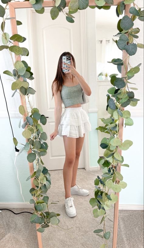 Asethic Styles, How To Style A Mini Skirt Summer, Cute Asethic Outfits, Cute Mini Skirt Outfits Summer, Skirt Asethic, Asethic Outfits, White Ruffle Skirt Outfit, Mini Skirt Summer Outfit, Skirt Outfits Aesthetic