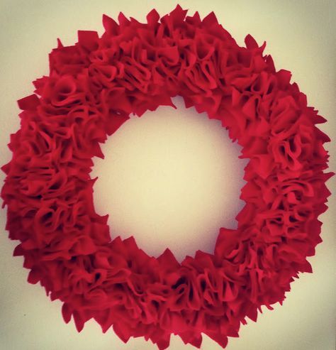 Diy Christmas Ribbon Wreath, Felt Wreaths, Burlap Wreath Tutorial, Valentine Wreaths, Fall Mesh Wreaths, Felt Squares, Easy Diy Wreaths, Felt Wreath, Yarn Wreath