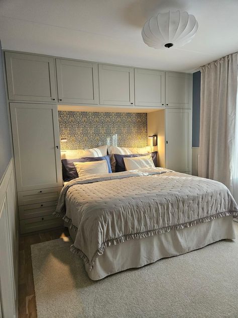 Wardrobe Behind Bed, Pax Hack, Ikea Pax Hack, Pax System, Styling Home, Bedding Inspiration, Bedroom Trends, Custom Doors, Bedroom Renovation