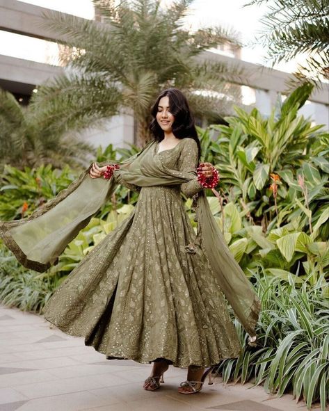 Wedding Party Gown Bridesmaid Dress Suit Ready Made Pakistani Salwar Kameez Maxi Pakistani Bridesmaids Outfits, Pakistani Bridesmaids, Anarkali Suits Designer, Chikankari Anarkali, Gown With Dupatta, Gown Suit, Party Wear Gown, Ruffle Fabric, Green Gown