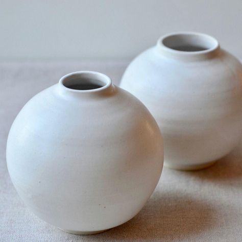 Traditional Korean Pottery, Korean Moon Jar, Ceramic Moon Jar, Korean Ceramics Pottery, Moon Jars Ceramics, Moon Pottery, Aesthetic Pottery, Moon Jars, Korean Ceramics