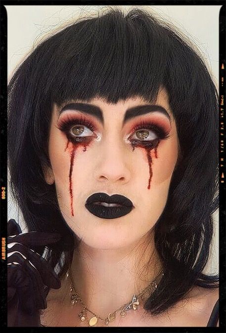 Widow Makeup Halloween, Simple Horror Makeup, Easy Gore Makeup, Demoness Makeup, Halloween Costumes Gore, Easy Horror Makeup, Crying Blood Makeup, Gore Halloween Makeup Looks, Halloween Costumes With Blood